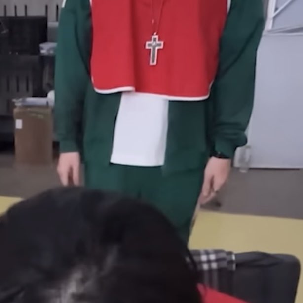 yoshipieces's tweet photo. im crying why was jaewon standing like that https://t.co/WBdArj9MMp
