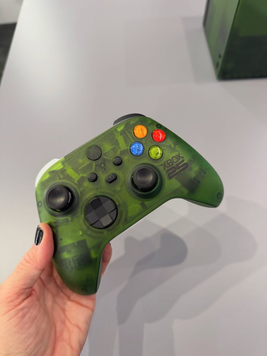 CerebrosG's tweet photo. El nuevo Xbox edición especial 25 aniversario. https://t.co/qyGU0I4aH2