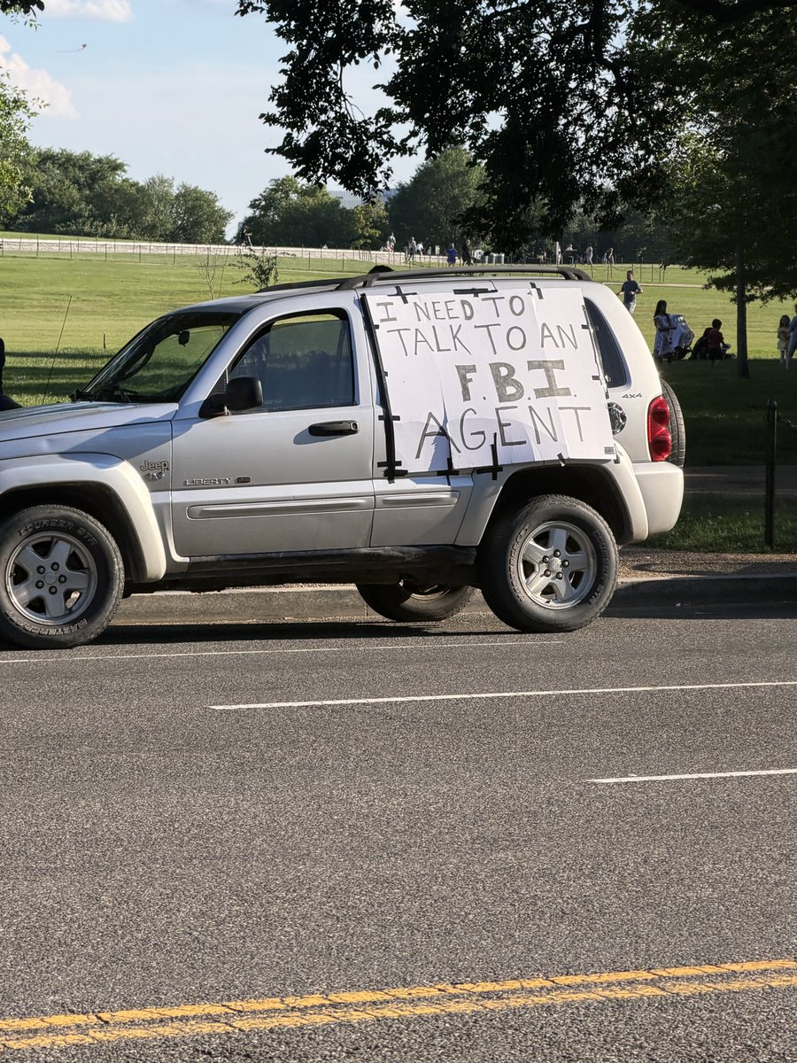 NoVaPoliceCars's tweet photo. This Jeep with a sign stating “ I NEED TO TALK TO AN FBI AGENT” has popped up outside of The White House. https://t.co/R4wBWXjopM