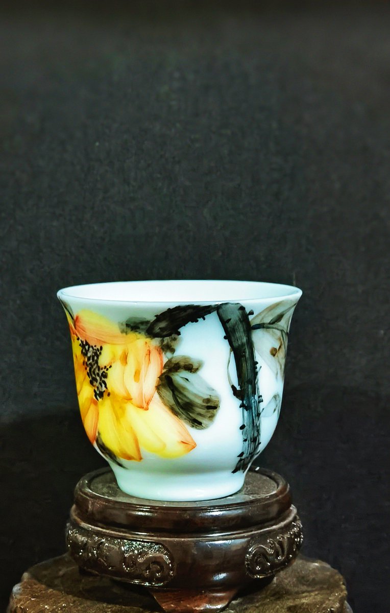 MelnikOlya's tweet photo. Just finished this handcrafted ceramic mug with hand-painted sunflowers—morning coffee tastes way cozier in something I made myself!  #HandmadeLove #DIYProject， https://t.co/uqG1otahCZ