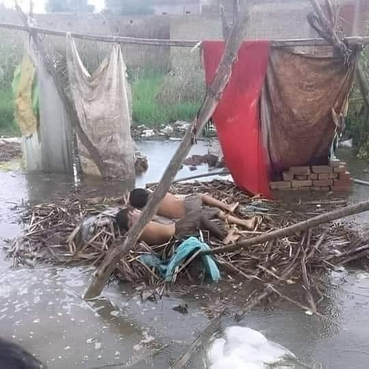 Azam__47's tweet photo. آج کا سوال ہے کیوں؟؟؟ 
ایک انسان ہے اس کو پتہ ہے کہ وہ اپنی زندگی خود خراب کر رہا ہے اور مزید مُشکل بنا رہا لیکن پھر بھی وہ خود کو نہیں بدل رہا،،،،🥀🍂

#محبت_مافیا https://t.co/onisLiIAYP