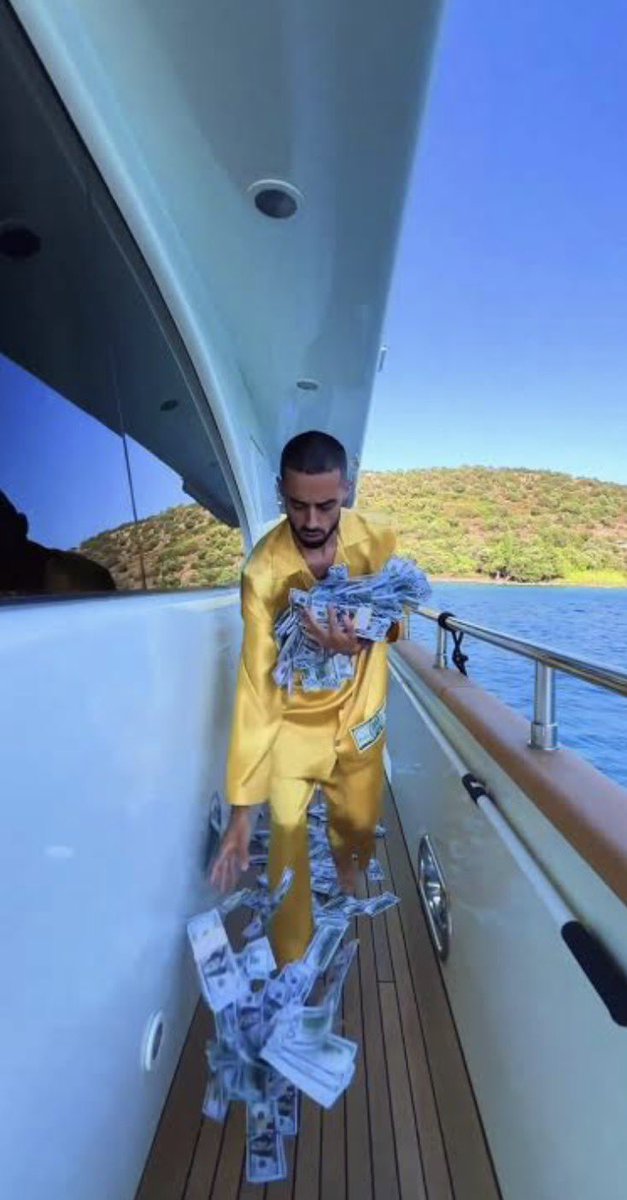 themarkhicks's tweet photo. @saritatwita I KNOW THAT’S RIGHT! Aww man the wind is blowing away the stacks on yacht! I’ll be right back 😂😂😂😂 https://t.co/iv7z8rvImu