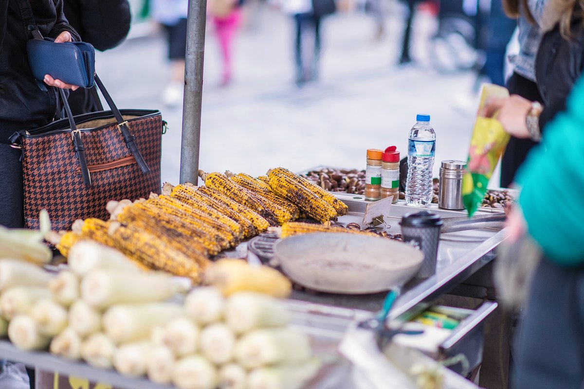 EdwinQualm's tweet photo. Craving warm grilled corn slathered with spicy mayo and a sprinkle of cheese Found the perfect roadside snack spot tonight! https://t.co/9DPfPKFXoC