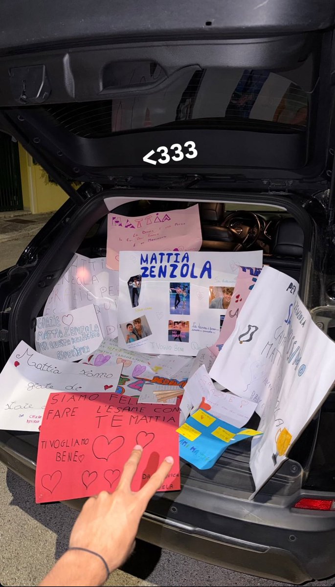 venusgio79's tweet photo. Ogni singolo cartellone racchiude un pezzo di bene,un sorriso e tanta gratitudine. Il portabagagli pieno della ricchezza più grande che esista:l'affetto sincero di chi ti sostiene sempre.L'amore genera amore,tu ne semini infinito!Sei speciale,Mattia,non smettere di splendere!🌟🤍 https://t.co/X8Ju66HOjK