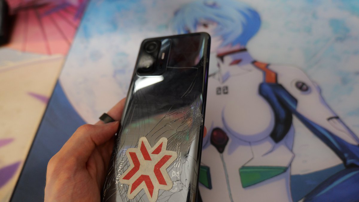 ceberus132's tweet photo. welp that's a mistake I wont do again 😂
had the phone in my trousers pocket for the first 30 min karting stint. It worked perfectly until the battery went out and I was wondering why I didn't charge. Only to realize this lmao. Time to buy a new usb c board https://t.co/X7I42YZ873