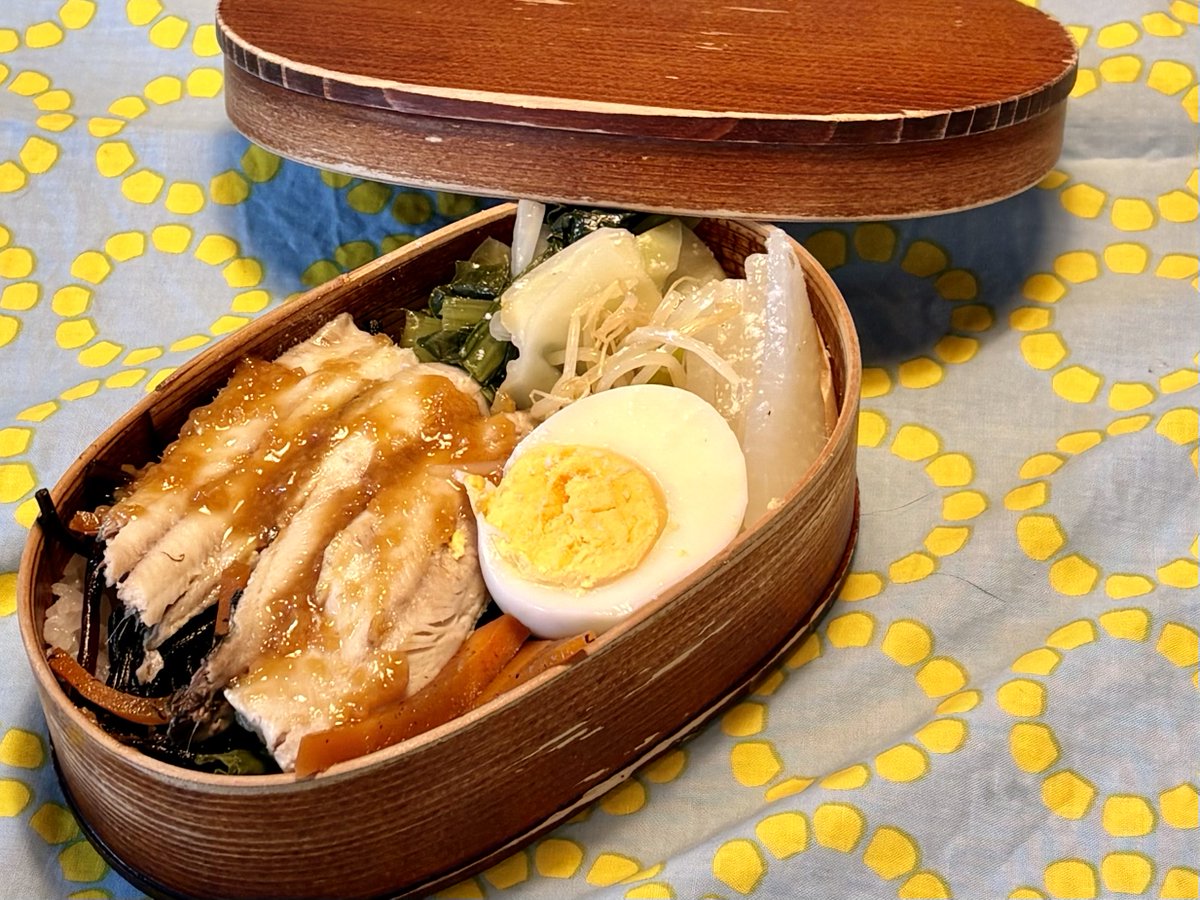 tabebiyu's tweet photo. おはようございます☀

月曜日の4毒抜き曲げわっぱ弁当です🍱
・イワシと野菜の蒸し料理
・蒸し卵
・ひじきの煮物

イワシも蒸すとふっくらして美味しいです😋

味付けは醤油麹！
イワシに合います🐟

本日も良い一日をお過ごしください〜🍀
#蒸籠
#レミパンかさなるスチーマー https://t.co/H9ecHv5XqK