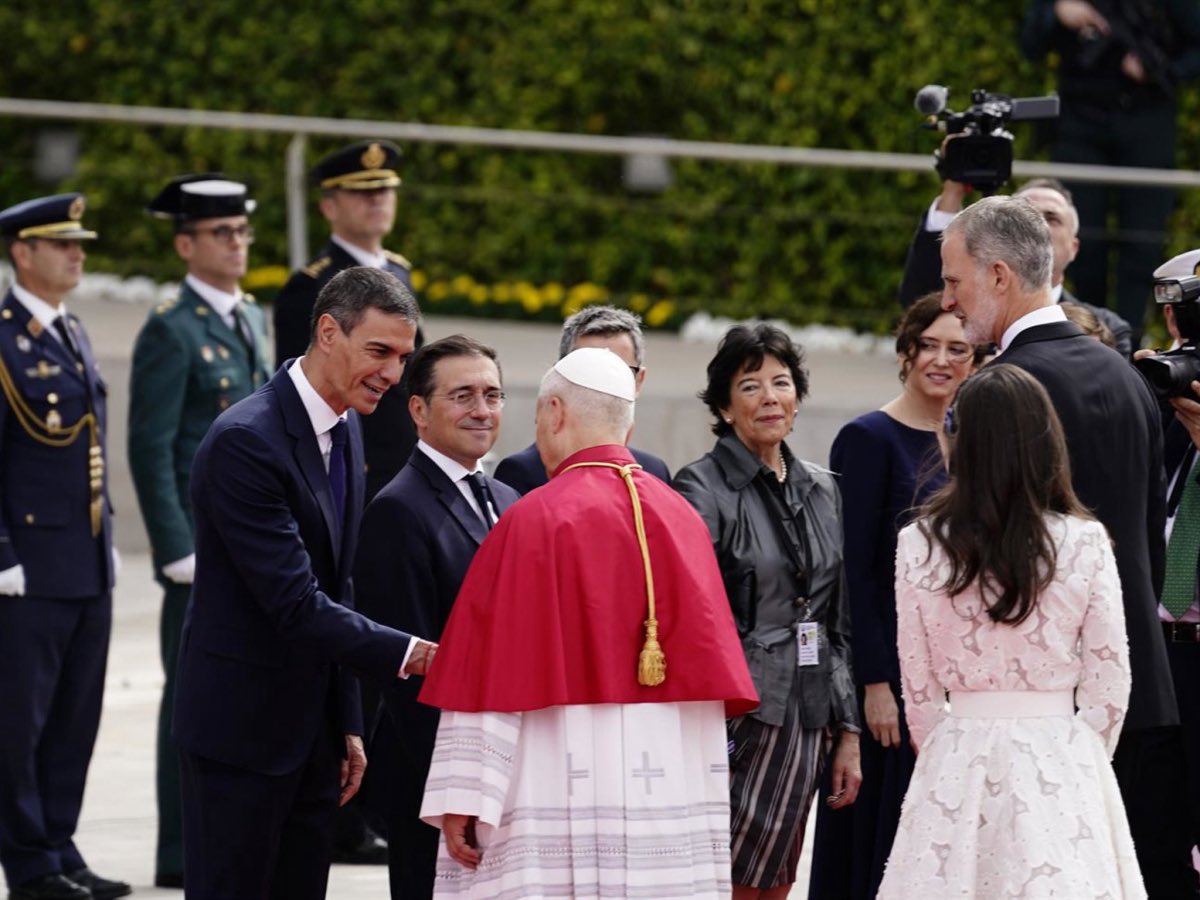 UniCatolicos_es's tweet photo. Mañana el Papa visita el Congreso de los Diputados.

Lamentablemente para muchos políticos y medios de comunicación, el viaje de toda una semana en España se va a resumir en una o dos frases tergiversadas y fuera de contexto que deje mañana el Papa.

No hagas caso a las tentaciones del maligno. La Verdad se abrirá camino.