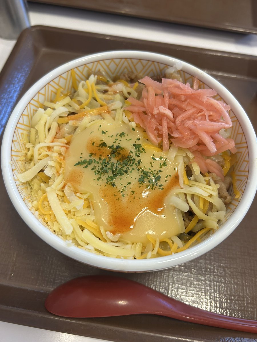 meguto83's tweet photo. 先日、久々のすき家へ。季節限定のと迷った挙句…結局いつものチーズ牛丼。やっぱり美味しい😆✨️ #料理記録  #料理  #料理好きな人と繋がりたい  #牛丼  #すき家 https://t.co/3eC0lrKw52