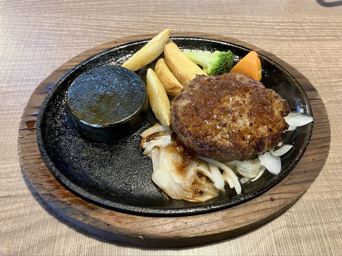 lyi3p's tweet photo. おはようございます☁️
ステーキのあさくまへ行きました🍽️
メインも美味しいですがここのカレーも美味しいんですよ✌️
以前からジャーマンハンバーグ的なのが流行っていてお店も近くにいろいろあるみたいですがどうにもお腹がおかしくなるので普通のハンバーグしか食べないようにしています💦 https://t.co/pkguPtM6sL
