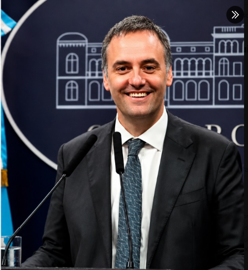 tintoyfaina's tweet photo. VERGUENZA TOTAL

Un tipo que no tiene nada que esconder, ya tendría que haber presentado su DDJJ y mucho más pesando sobre él una denuncia por enriquecimiento ilícito. 
Queda en evidencia que estaría sucio y no sabe como dibujar su patrimonio. 

#RenunciaAdorni 
#AdorniCorrupto https://t.co/EP9Uxm6JJH