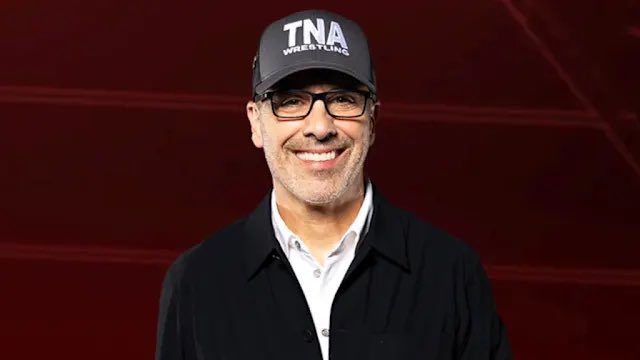 Owens_Avila02's tweet photo. Con esto de la salida de Steve Maclin recordé que ayer vi un video del buen @markyd123yt y mencionó en una sección una teoría muy interesante y fundamentada. Y es que Carlos Silva, antes de que llegara a TNA, él servía como una especie de intermediario para que empresas concreten compras de otras empresas durante los últimos 20 años. Por lo que con esto en cuenta teoriza que la razón del porqué Silva es el actual presidente de TNA es para lograr que WWE la compre y Anthem de alguna manera salga beneficiada con un dinerito que se ganen.

Y parece ser que ese es el motivo del porqué han hecho que un montón de su roster de ha ido en los últimos 2 años, prohíben a sus luchadores enfrentarse a los de AEW y que se han mantenido complacientes con WWE. Además a diferencia de 2024 y 2025 ya no estamos viendo casi ningún luchador de NXT excepto Arianna Grace y curiosamente ya no están recibiendo tanta atención de los fanáticos en general.

Con estas salidas de Maclin y Myla Grace y lo que hemos visto desde las colaboraciones hasta la confirmación de la alianza parece que la teoría se vuelve más creíble, ustedes que piensan?