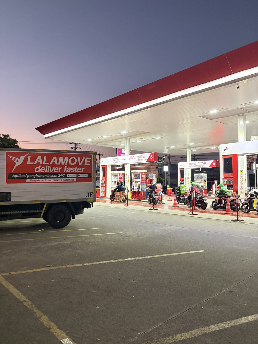 cameliour's tweet photo. dan yap masih blum nyala, gue subuh subuh ke spbu buat mandi dan berak karena jam 7 gue harus tugas lapangan ke kulonprogo https://t.co/QYlVch2d4t