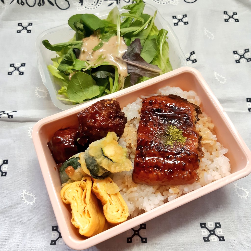 bento_yoco's tweet photo. おはようございます
今日のお弁当🍱です
グリーンサラダ うなぎ
肉団子 ズッキーニの天ぷら 
卵焼き
みんなに幸あれ🎵
ご安全に⛑️
#お弁当 #お弁当記録 
#お弁当作り #お昼ごはん
#bento #lunch #lunchbox https://t.co/55atDvZPa6