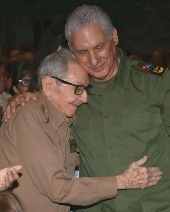 palipio935's tweet photo. #RaúlEsRaúl ,Raúl somos nosotros los REVOLUCIONARIOS CUBANOS,para venir por Raúl,vendrán por nosotros los REVOLUCIONARIOS CUBANOS. Aquí estamos,aquí estaremos juntos #ConElPieEnElEstribo para defender a Raúl y defender #Cuba.
#RaúlEsRaúl ,Raúl es Cuba.
Cuba👉#LaPatriaSeDefiende https://t.co/HnZZKsWc63