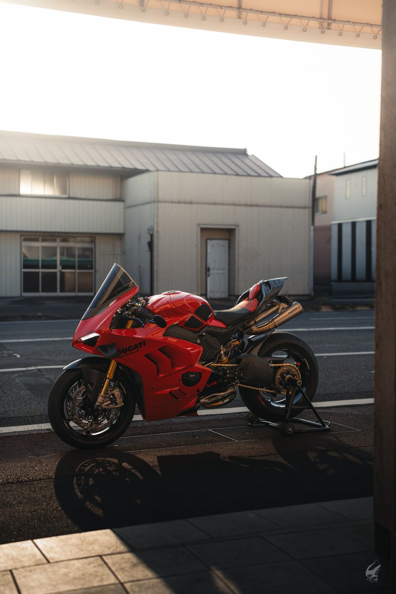 Motsu_cbr's tweet photo. 狭きガレージから見える景色 https://t.co/4xXE7BUGaE
