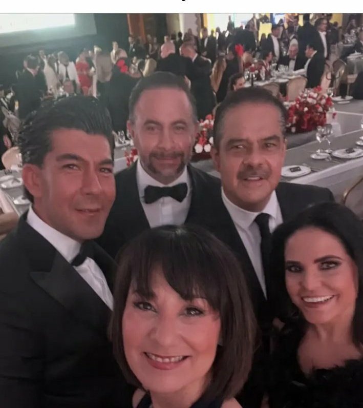 Viso_AL's tweet photo. La nómina del evasornícola de #SalinasHijoDelFobaproa en la gala de ese apéndice de la embajada yankee llamado American Society.
Estos "periodistas" son tan, pero tan, independientes que celebran la independencia de Estados Unidos en suelo mexicano.
Jorge Zarza , Marianita Gómez del Campo, Lourdes Mendoza, Lilly Téllez, Manuel López San Martín Mónica "La Meme" Garza, Javier Alatores y Hania Novell (de izq. A der.).

#NoVeasTvAzteca
#ApagaTvAzteca
#PrendeCanalOnce

------ 
#FelizDomingo Checo Olina Ariana