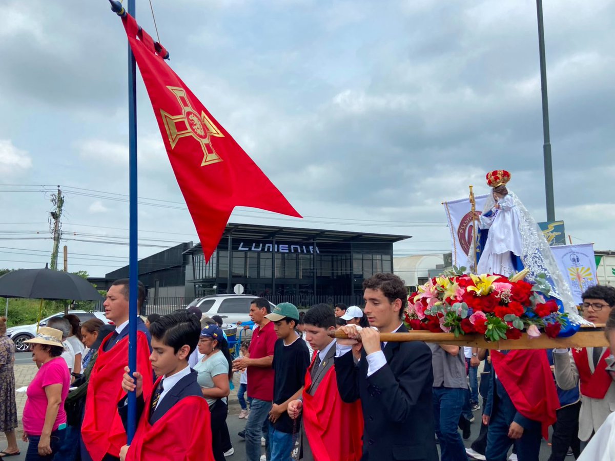 tyc_ec's tweet photo. CORPUS CHRISTI 2026

Junto a la imagen de Nuestra Señora del Buen Suceso, tuvimos el honor de participar en la solemne Procesión de Corpus Christi organizada por la Parroquia San Alberto Magno.

En medio de una sociedad que busca apartarse de Dios, manifestamos públicamente nuestra fe y amor a Nuestro Señor Jesucristo, realmente presente en el Santísimo Sacramento del Altar.

"Adoro Te devote, latens Deitas, quae sub his figuris vere latitas."
(Te adoro con devoción, Divinidad escondida, que verdaderamente te ocultas bajo estas apariencias.)

Que esta solemnidad eucarística fortalezca en todos los corazones la devoción a Jesús Sacramentado y el deseo de restaurar todas las cosas en Cristo.

¡Alabado sea por siempre el Santísimo Sacramento del Altar!
¡Viva Nuestra Señora del Buen Suceso!
¡Viva Cristo Rey!

#CorpusChristi #TradiciónYAcción #NuestraSeñoraDelBuenSuceso #AdoroTeDevote #CristoRey #JesúsSacramentado