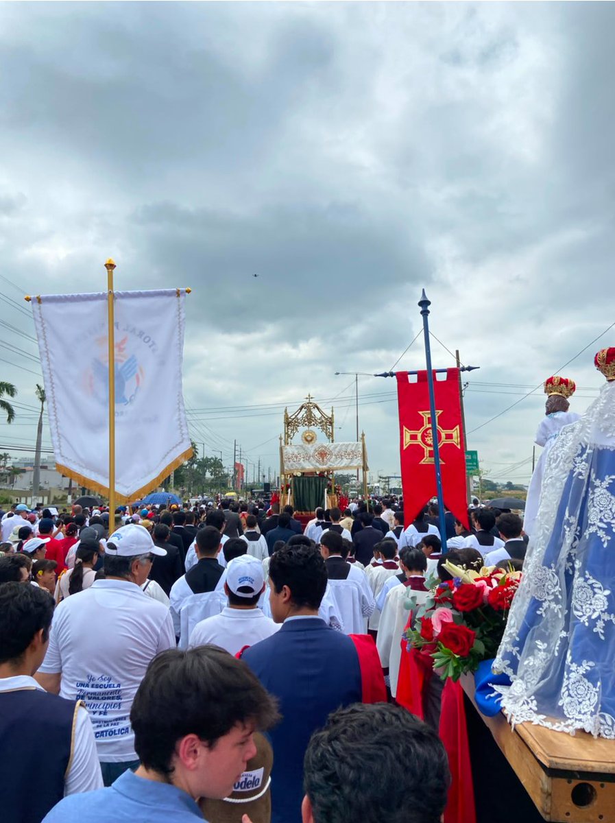 tyc_ec's tweet photo. CORPUS CHRISTI 2026

Junto a la imagen de Nuestra Señora del Buen Suceso, tuvimos el honor de participar en la solemne Procesión de Corpus Christi organizada por la Parroquia San Alberto Magno.

En medio de una sociedad que busca apartarse de Dios, manifestamos públicamente nuestra fe y amor a Nuestro Señor Jesucristo, realmente presente en el Santísimo Sacramento del Altar.

"Adoro Te devote, latens Deitas, quae sub his figuris vere latitas."
(Te adoro con devoción, Divinidad escondida, que verdaderamente te ocultas bajo estas apariencias.)

Que esta solemnidad eucarística fortalezca en todos los corazones la devoción a Jesús Sacramentado y el deseo de restaurar todas las cosas en Cristo.

¡Alabado sea por siempre el Santísimo Sacramento del Altar!
¡Viva Nuestra Señora del Buen Suceso!
¡Viva Cristo Rey!

#CorpusChristi #TradiciónYAcción #NuestraSeñoraDelBuenSuceso #AdoroTeDevote #CristoRey #JesúsSacramentado