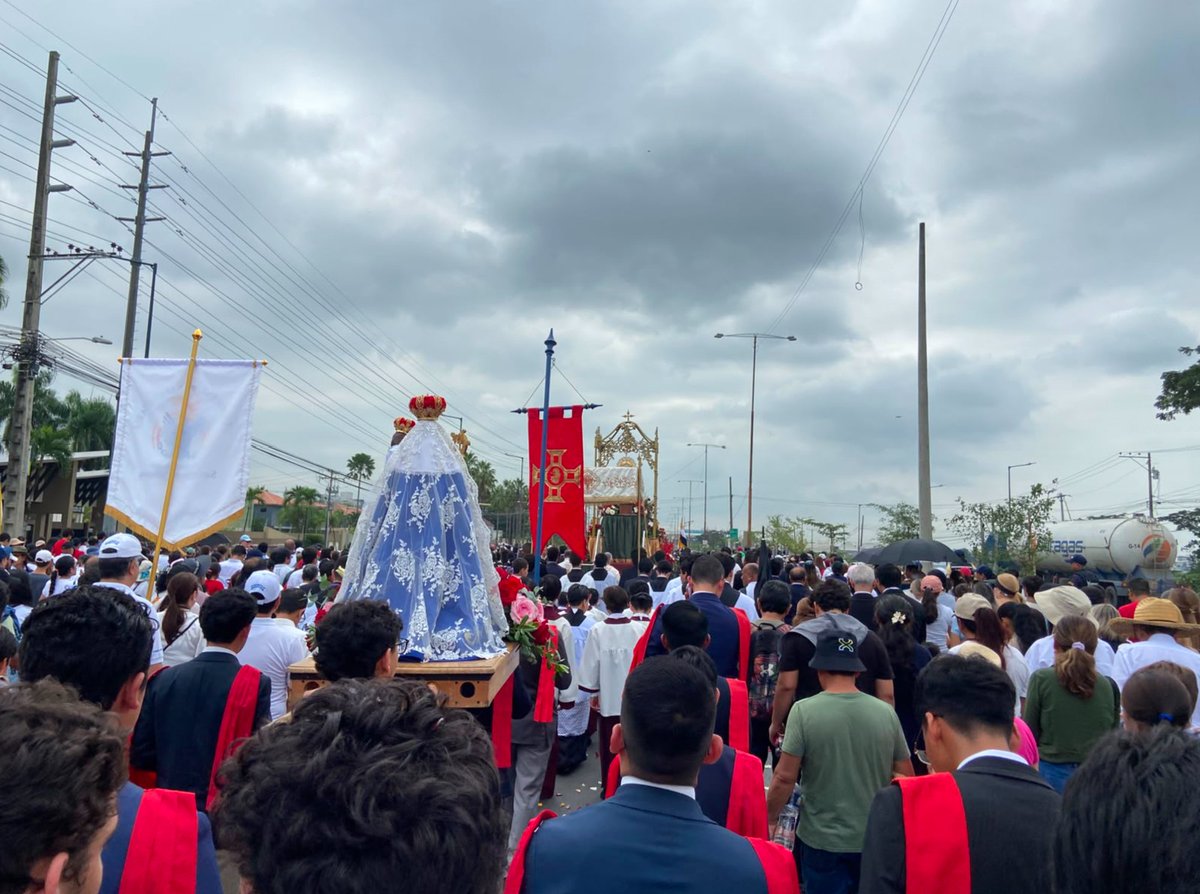 tyc_ec's tweet photo. CORPUS CHRISTI 2026

Junto a la imagen de Nuestra Señora del Buen Suceso, tuvimos el honor de participar en la solemne Procesión de Corpus Christi organizada por la Parroquia San Alberto Magno.

En medio de una sociedad que busca apartarse de Dios, manifestamos públicamente nuestra fe y amor a Nuestro Señor Jesucristo, realmente presente en el Santísimo Sacramento del Altar.

"Adoro Te devote, latens Deitas, quae sub his figuris vere latitas."
(Te adoro con devoción, Divinidad escondida, que verdaderamente te ocultas bajo estas apariencias.)

Que esta solemnidad eucarística fortalezca en todos los corazones la devoción a Jesús Sacramentado y el deseo de restaurar todas las cosas en Cristo.

¡Alabado sea por siempre el Santísimo Sacramento del Altar!
¡Viva Nuestra Señora del Buen Suceso!
¡Viva Cristo Rey!

#CorpusChristi #TradiciónYAcción #NuestraSeñoraDelBuenSuceso #AdoroTeDevote #CristoRey #JesúsSacramentado