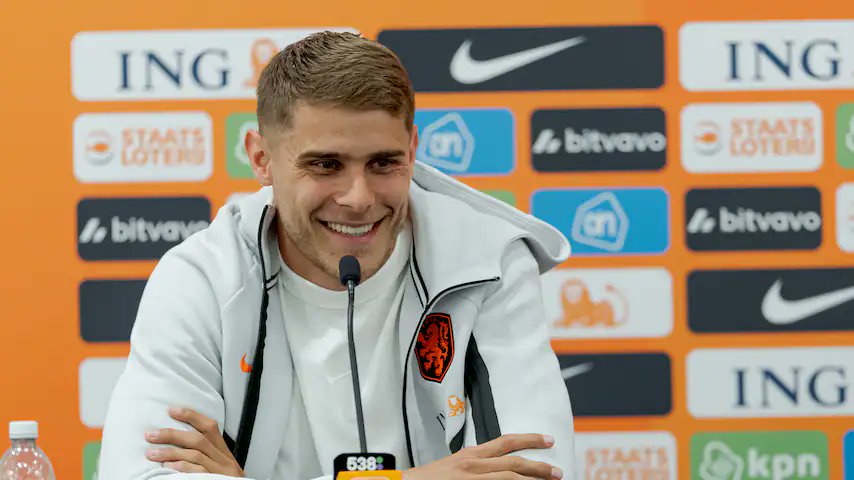 ChrisCowlin's tweet photo. Micky van de Ven, talking in a press conference about Jean Paul van Hecke and a possible move to Spurs...

"I did talk to Jan Paul about Tottenham for a bit. I think it's a good move for him."

#COYS #THFC https://t.co/EbYWKPGRU1