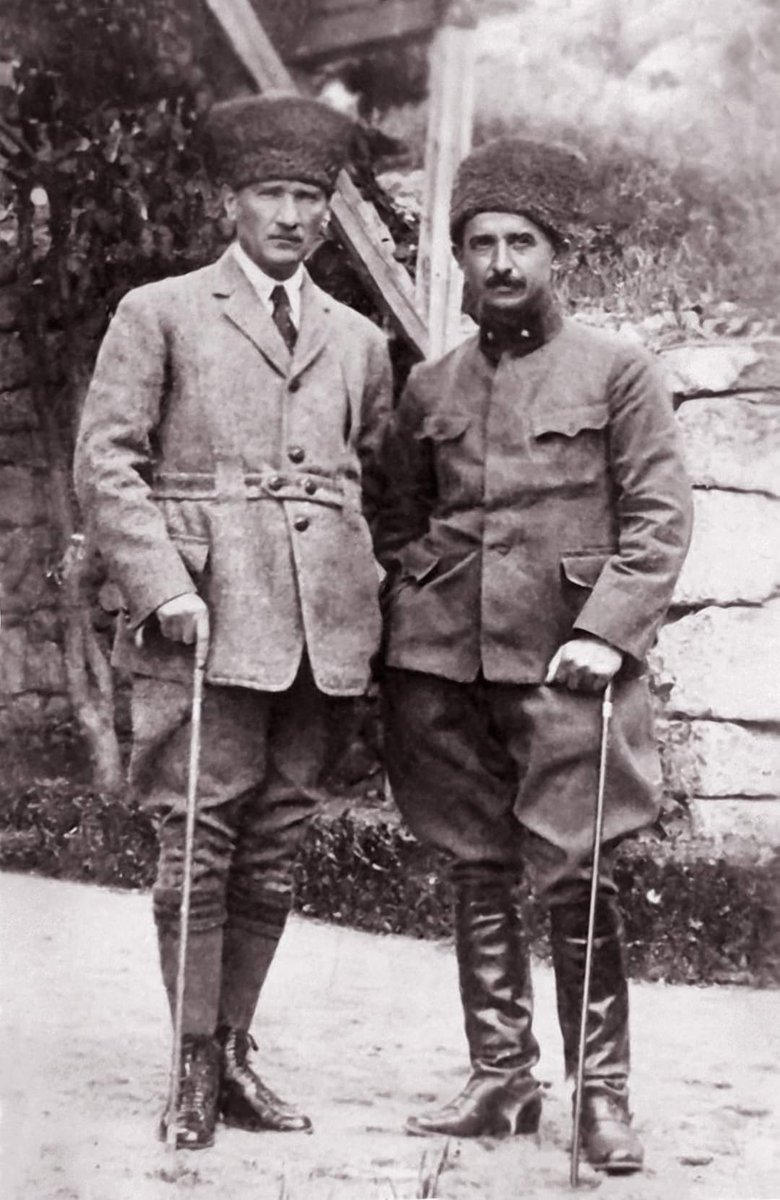 kronikkdokuman's tweet photo. Bugün Dünya En İyi Arkadaşlar Günü. 

Kader birliği yapan iki yol arkadaşı. (1920'ler)