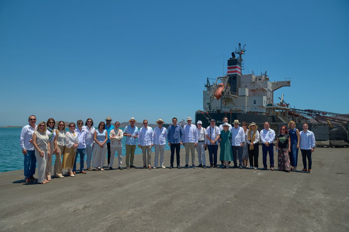 AlfonsoDurazo's tweet photo. El Puerto de Guaymas muestra la transformación que estamos llevando a cabo en Sonora

Durante la visita de embajadoras y embajadores de la Unión Europea, compartimos el potencial logístico, comercial y productivo de esta obra estratégica, que abre nuevas oportunidades de inversión y cooperación en sectores como pesca, agroindustria, energía y logística.

#sonorasetransforma #tierradeoportunidades