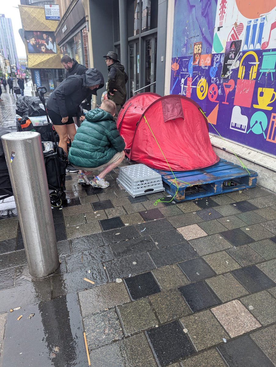 Invisiblesthe's tweet photo. A really tough night once again for our dedicated volunteers who supported 56 souls in and around Glasgow city centre..

A horrible wet night &amp; guys waiting in the rain for us to come round to help them
With fresh warm clothing and a hot bite to eat and drink 💚 https://t.co/6ZjLtpFABc