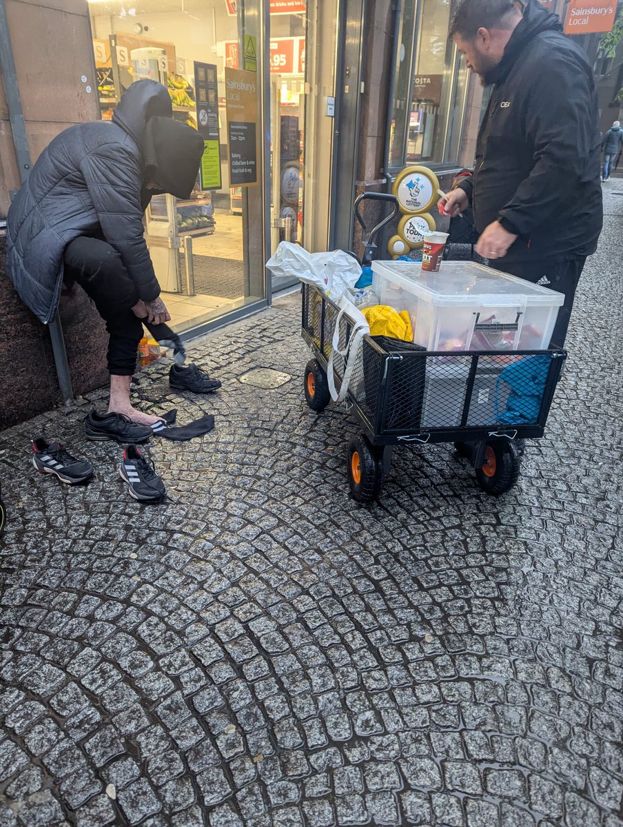 Invisiblesthe's tweet photo. A really tough night once again for our dedicated volunteers who supported 56 souls in and around Glasgow city centre..

A horrible wet night &amp; guys waiting in the rain for us to come round to help them
With fresh warm clothing and a hot bite to eat and drink 💚 https://t.co/6ZjLtpFABc