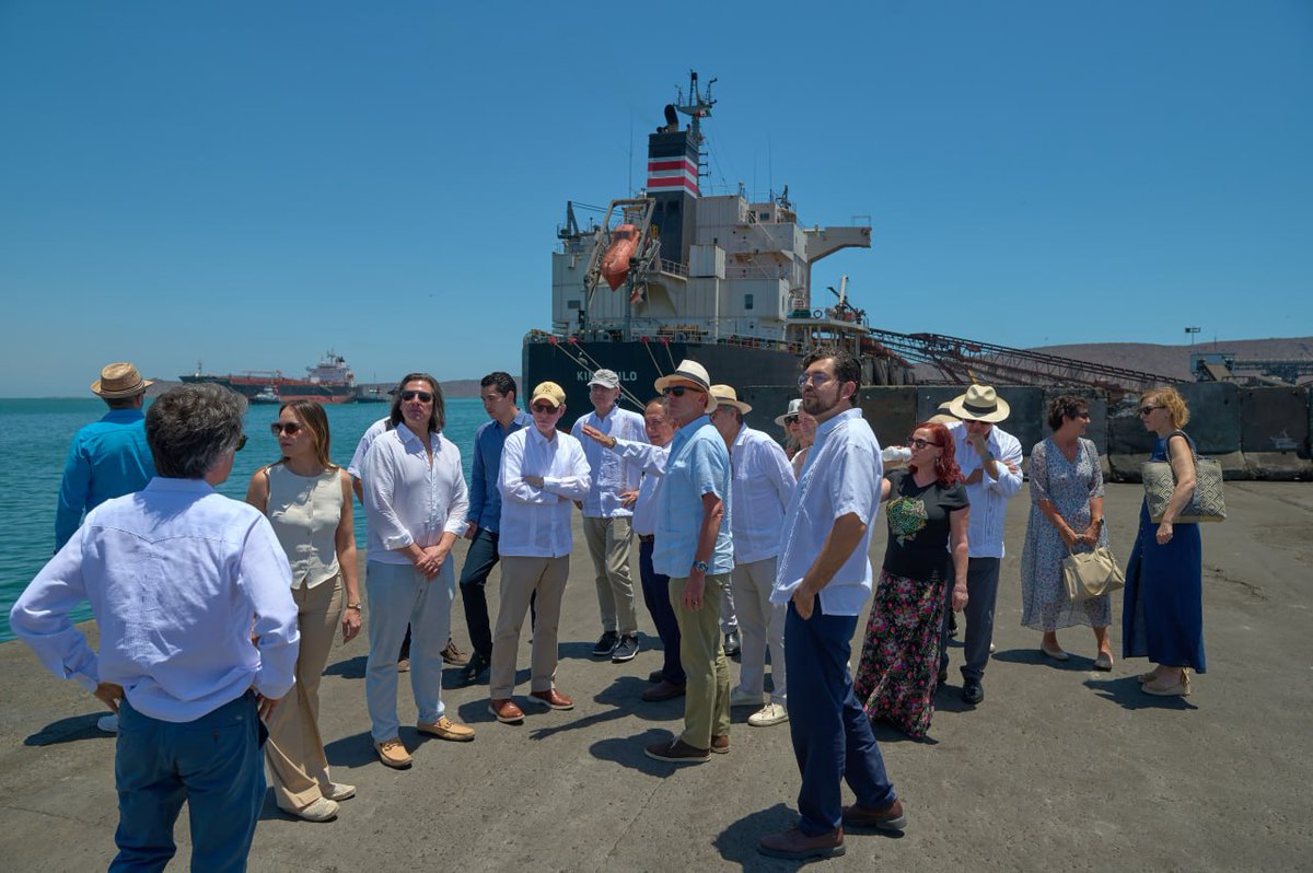 AlfonsoDurazo's tweet photo. El Puerto de Guaymas muestra la transformación que estamos llevando a cabo en Sonora

Durante la visita de embajadoras y embajadores de la Unión Europea, compartimos el potencial logístico, comercial y productivo de esta obra estratégica, que abre nuevas oportunidades de inversión y cooperación en sectores como pesca, agroindustria, energía y logística.

#sonorasetransforma #tierradeoportunidades