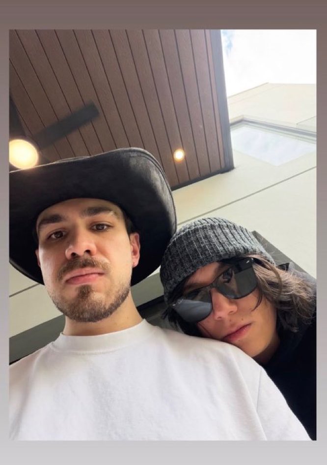 TEARJSG's tweet photo. meus pais 🥰👨‍❤️‍💋‍👨🏳️‍🌈 https://t.co/fEBTbSZFqW