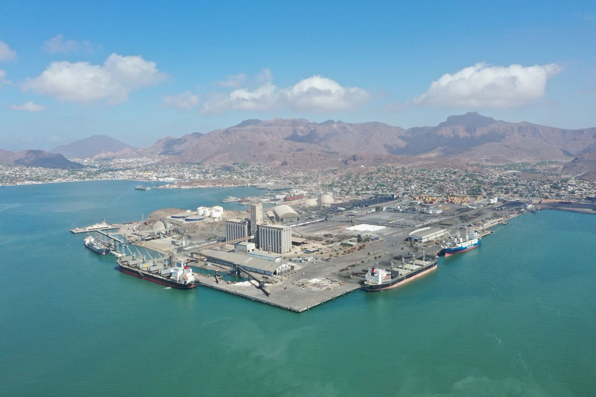 AlfonsoDurazo's tweet photo. El Puerto de Guaymas muestra la transformación que estamos llevando a cabo en Sonora

Durante la visita de embajadoras y embajadores de la Unión Europea, compartimos el potencial logístico, comercial y productivo de esta obra estratégica, que abre nuevas oportunidades de inversión y cooperación en sectores como pesca, agroindustria, energía y logística.

#sonorasetransforma #tierradeoportunidades