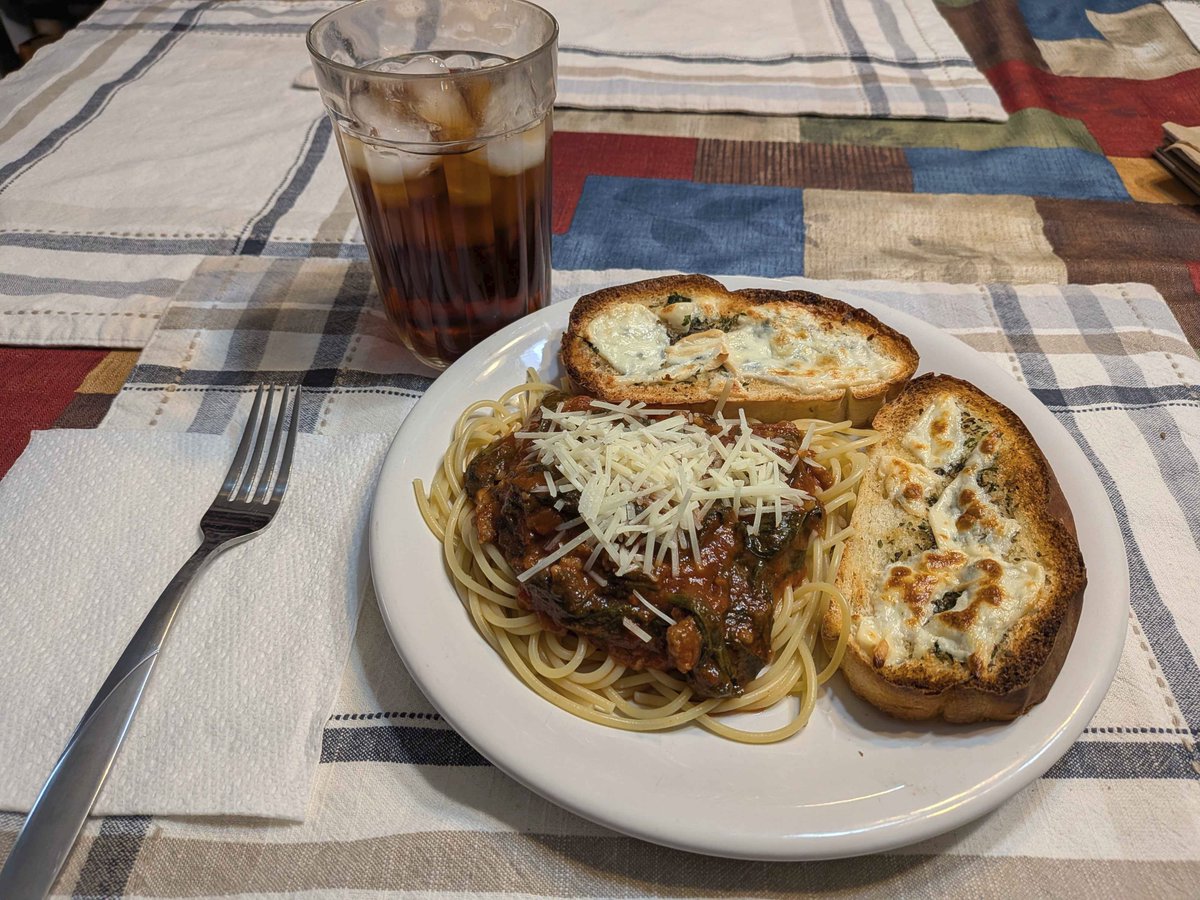 ZepLanderVT's tweet photo. Spaghetti! Homemade sauce with Italian sausage, onion, spinach, with some garlic bread on the side https://t.co/LZxMNKU9Jd