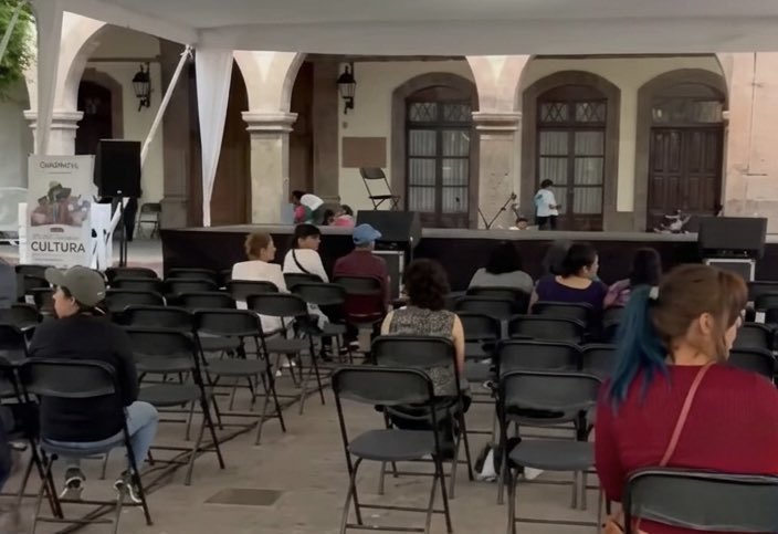 enriquemunozFM's tweet photo. Noroña anunció evento en Querétaro.

Querétaro anunció que tenía otros planes.

Al final hubo más curiosos preguntando qué había pasado que asistentes esperando su llegada.

Dicen que canceló por agenda.

Las malas lenguas dicen que la agenda lo canceló a él. https://t.co/bbUd14x9SI