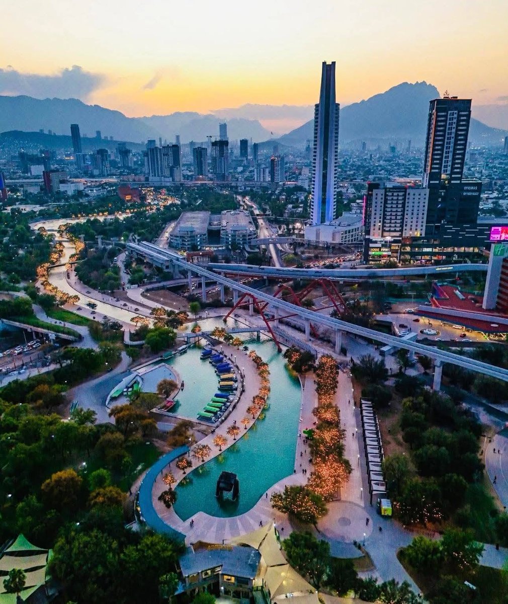 nelvaldez's tweet photo. Paseo Santa Lucía y Fundidora de #Monterrey. Por lo menos ya limpiaron el agua... https://t.co/rUi9USgeRH