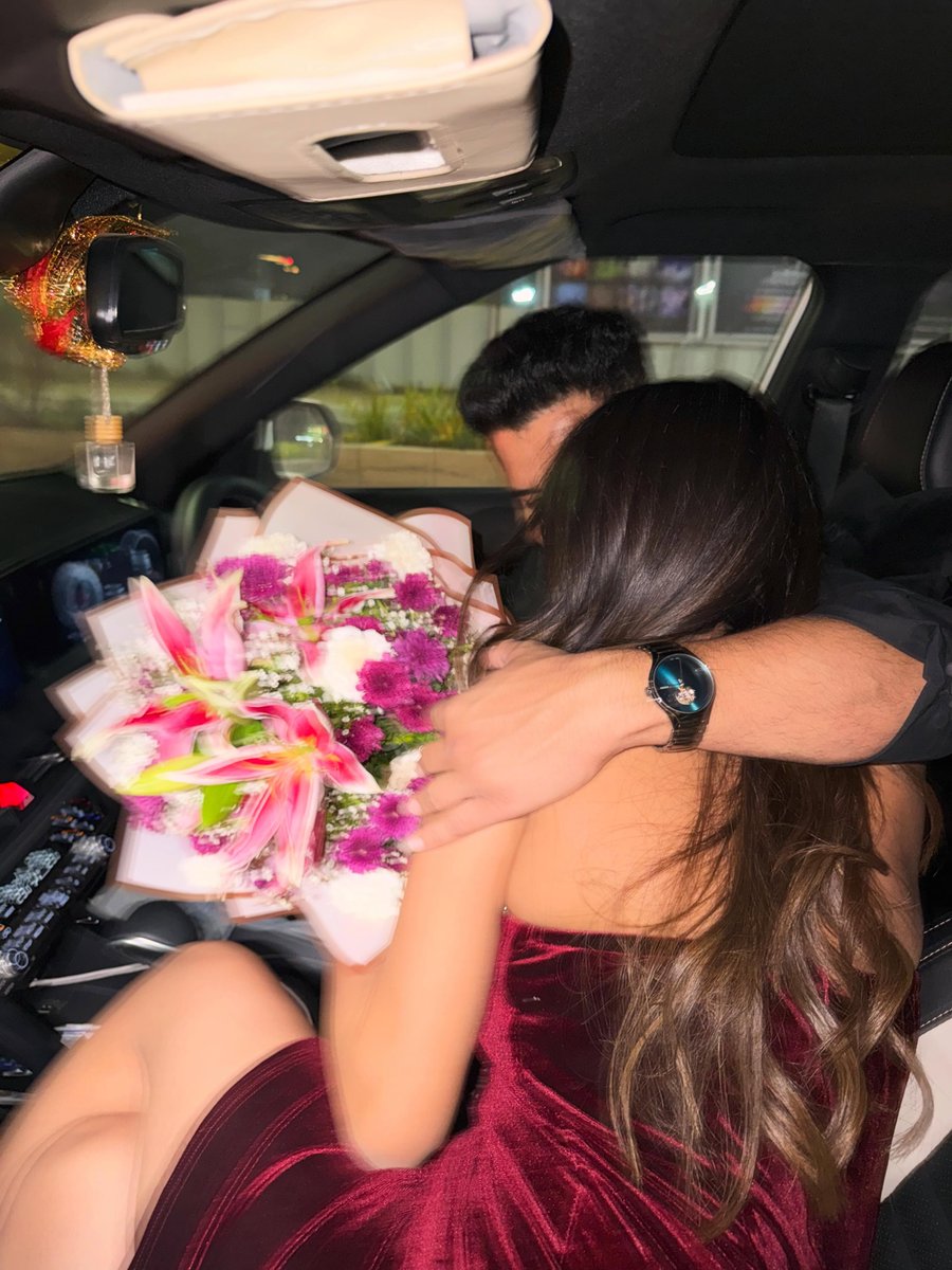 cutelovemood's tweet photo. flowers and your arms https://t.co/xzJ1OwhFtZ