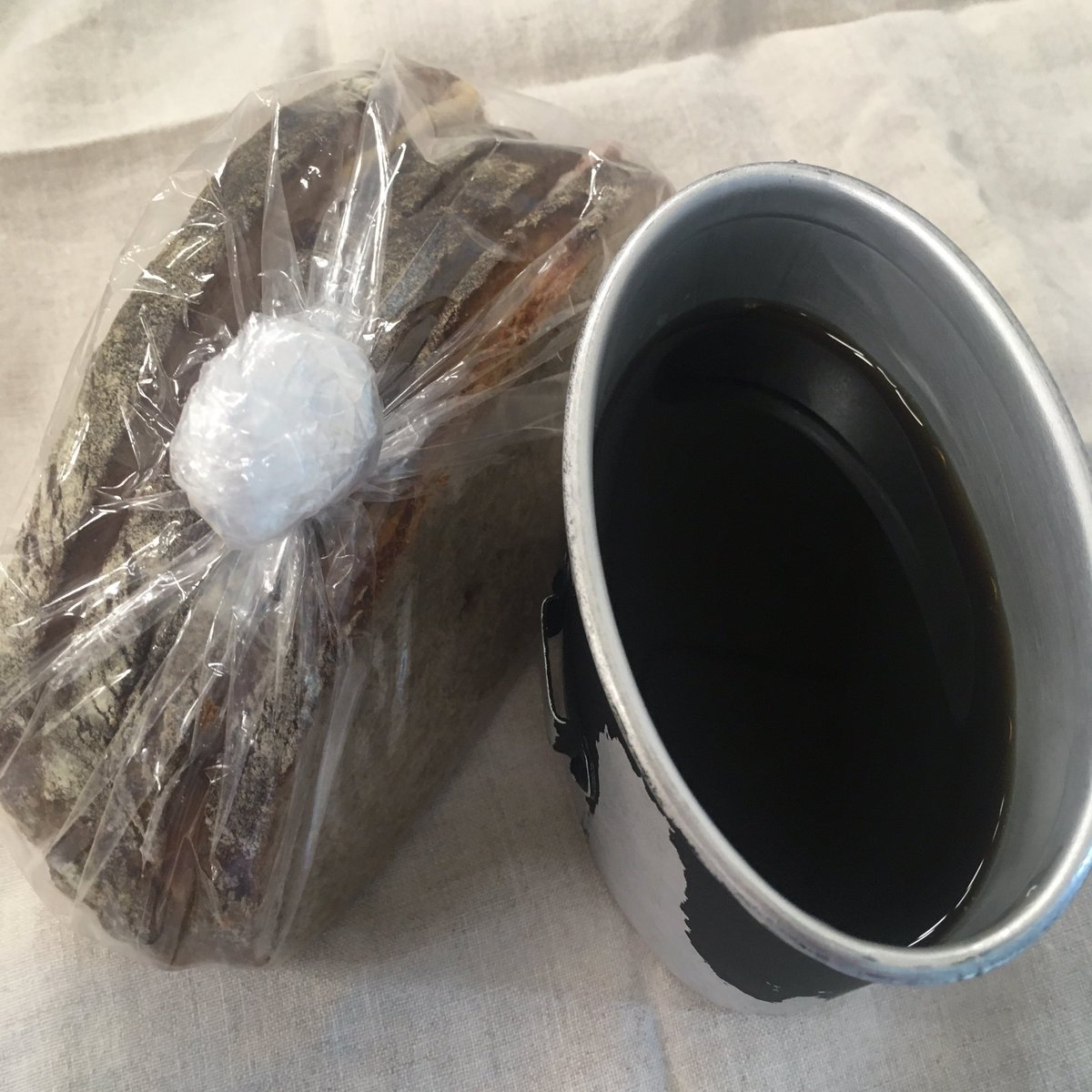 giichiro's tweet photo. 本日の朝食弁当。近所のパン屋さんのライ麦パンをハム＆チーズで。コーヒー。
在独の友人から「東部戦線の写真に写っていたフランスのワイン木箱のワイナリーが現存してた！」という興奮頻りの電話が深夜にあったので眠い。よっぽど嬉しかったのだろう。 https://t.co/Lti5lSJ8yH