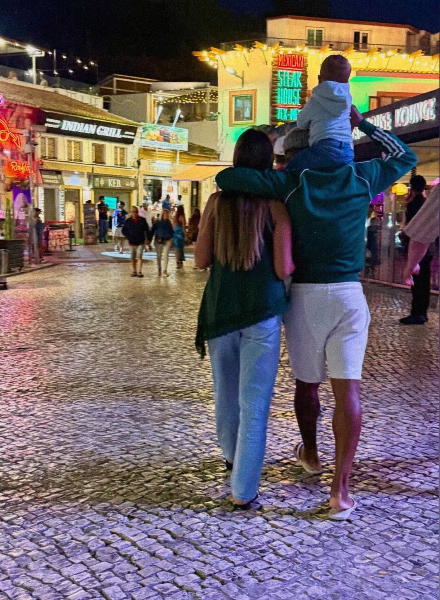 acervodocec's tweet photo. o chicletheo curtindo as férias do pai dele todo feliz porque tá longe da gente https://t.co/QHdCoKFucV