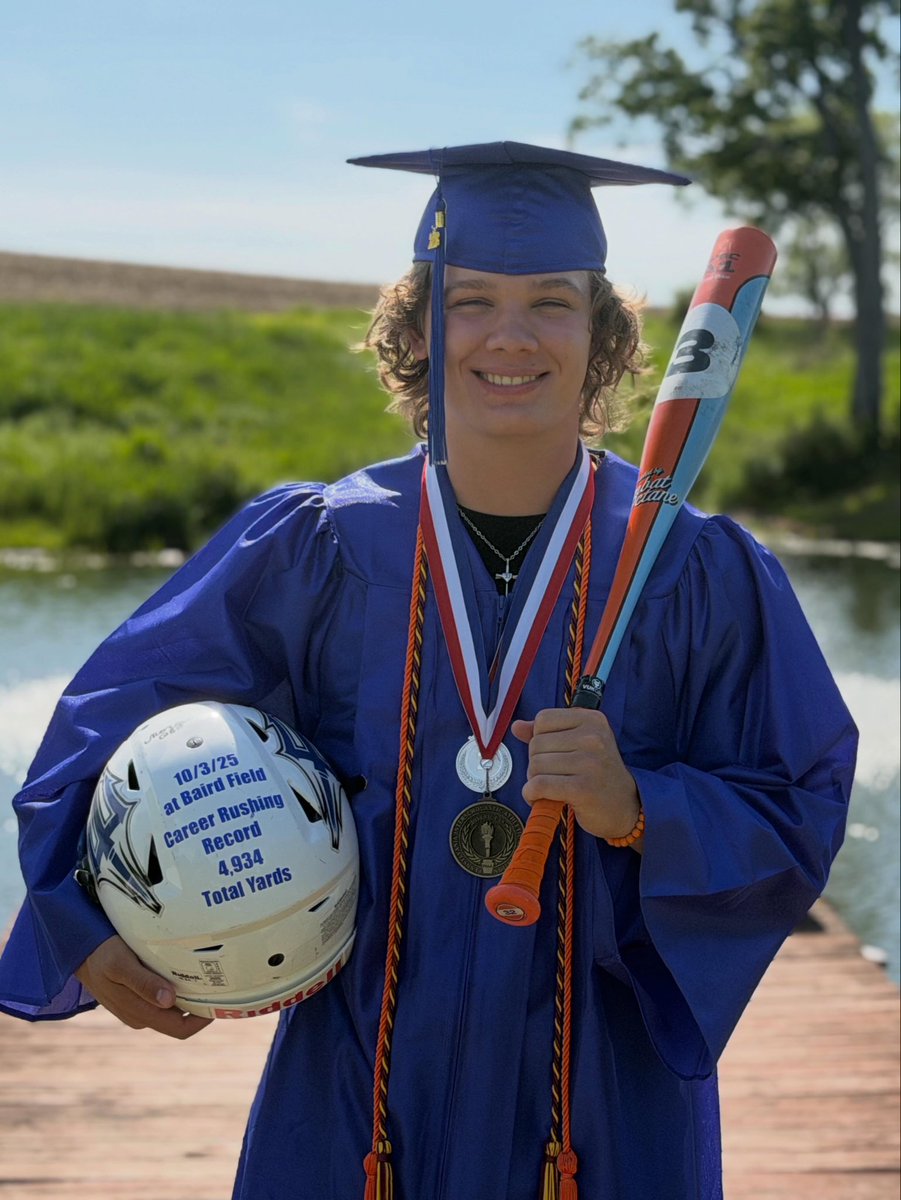 BrettKania's tweet photo. Finished as Valedictorian of my HS class. 
Ready for the next chapter of my life and the new challenges it will bring. 🎓⚾️ https://t.co/KCCkoBFeRU