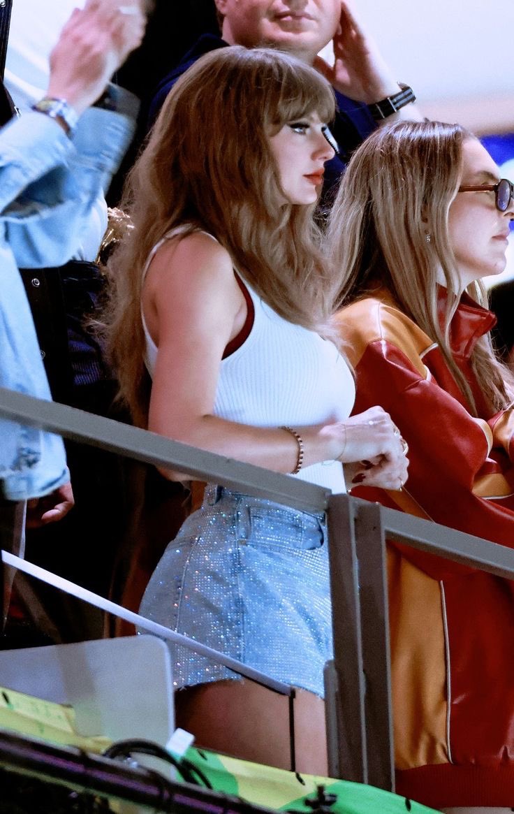 atamidnights's tweet photo. Ela de short jeans curtinho fica tão linda, que mulher https://t.co/iSohPPkM0w