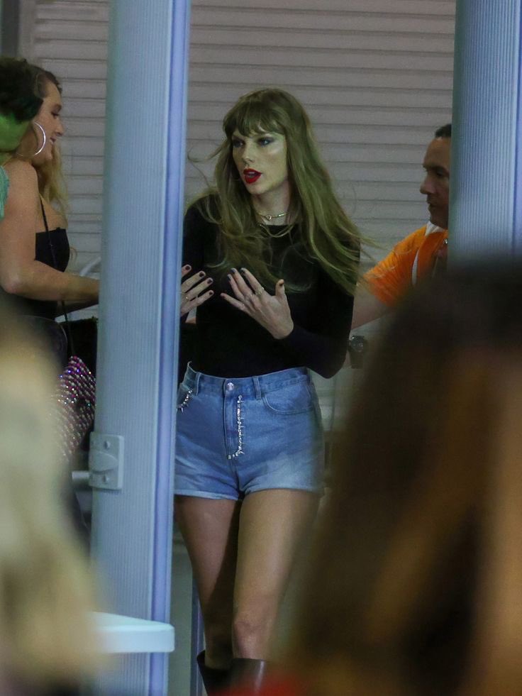 atamidnights's tweet photo. Ela de short jeans curtinho fica tão linda, que mulher https://t.co/iSohPPkM0w