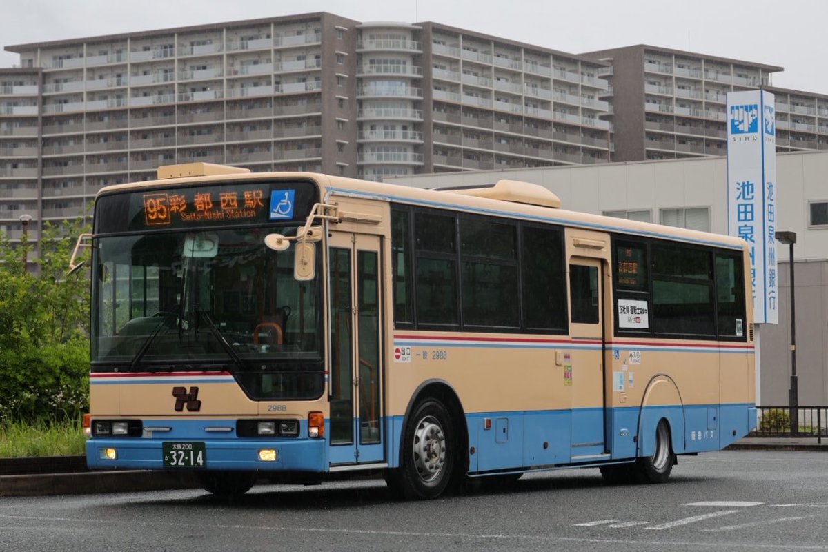 isomibus's tweet photo. 昨日はせっかくバスまつりに行くのにバスに乗らんわけにはいかんやろっつーことで、無駄に茨木市→彩都西から参戦（謎経路）

写真右、2011年式の何の変哲もない阪急バスのエアロスターですが、座席の色が電車と同様緑色でして、そういうクルマもだんだん数を減らしていますよね https://t.co/z9dNzGdNto