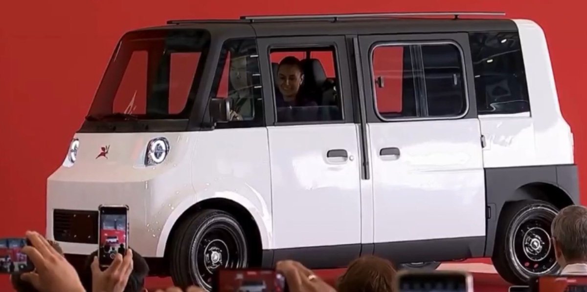 GuacamayanLeaks's tweet photo. El nuevo auto eléctrico fabricado por el estado y con dinero público, esta más cerca de un moto taxi que de un automóvil.

Velocidad máxima 50 km/h
Sin bolsas de aire.
No cumple las NOM de seguridad.
No es apto en para vías rápidas.

#Olinia es un mal chiste comunista. https://t.co/S93nXNb92a