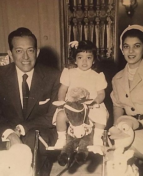 rebelwisdom0's tweet photo. El ideal de la familia venezolana es el concepto de «triángulo de crecimiento» (Manuel Barroso, «Autoestima del venezolano»).

Energía en desarrollo, ser una unidad de crecimiento indispensable.

Hay que procurar rodear a los niños venezolanos en comunidades de afecto, inyectar con el ejemplo grandes valores de responsabilidad, disciplina y valentía. 

En el hogar, en ese jardín de la moral, crecen las virtudes que serán fundamentos de la sociedad venezolana, por cuanto se esforzará en producir ciudadanos, no individuos aislados, sino venezolanos al servicio del país.