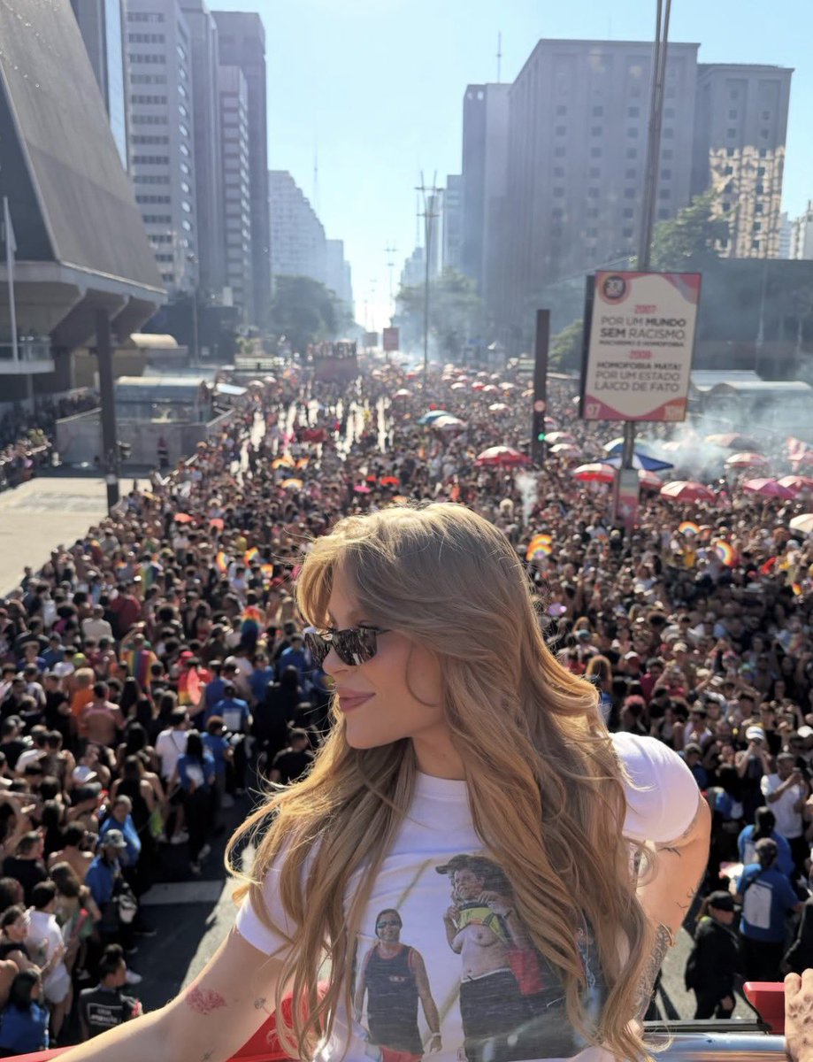 jhowdamm's tweet photo. Falam tanto dela, mas advinha quem foi uma das únicas que se manifestou diante a parada LGBTQIAPN+ no ano de diminuição de patrocínios. Algumas aparecem só com dinheiro ou marca envolvida. https://t.co/AsQYSsJooH