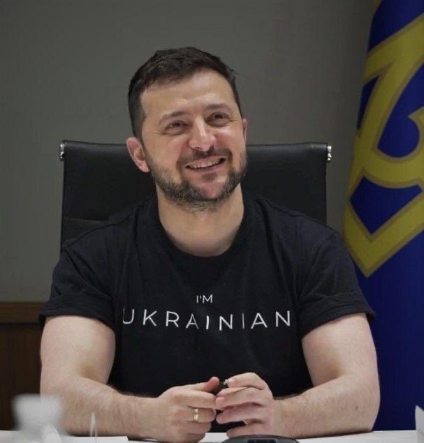 NAAF0Racoon's tweet photo. Zelensky was told that the Kremlin thought his open letter was “rude”. 

His response:  “they should’ve seen the first version “

😆😂🤣 https://t.co/0wjfqIBiud