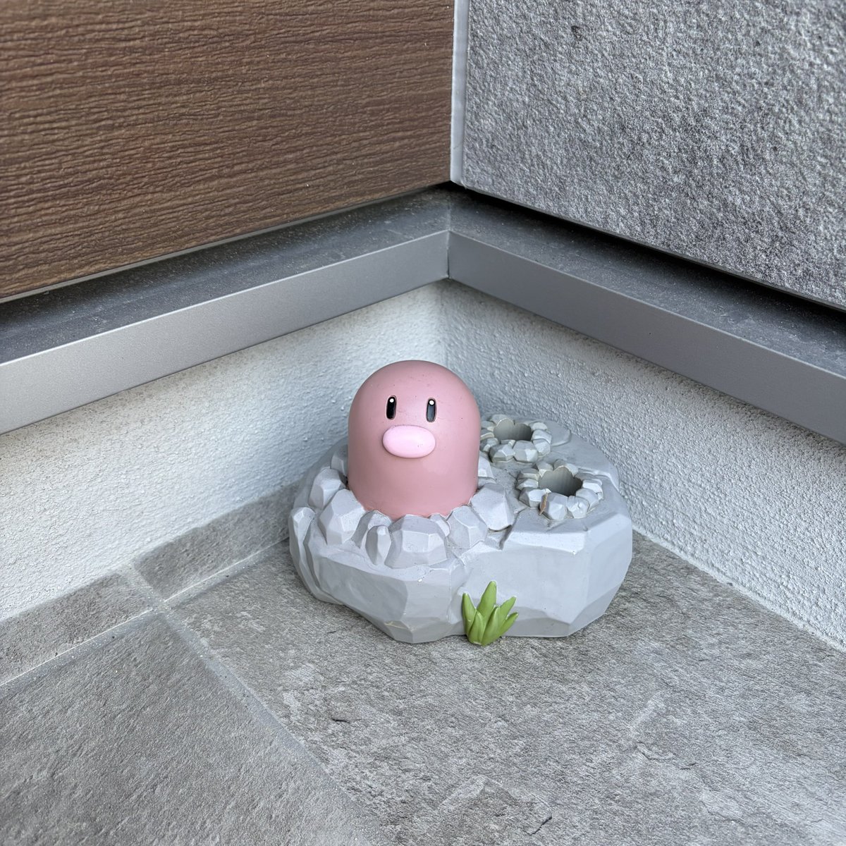 s20001212's tweet photo. わが家のディグダ（来客用傘立て）がめっちゃ馴染んでて可愛い https://t.co/aAhpSRlU1U