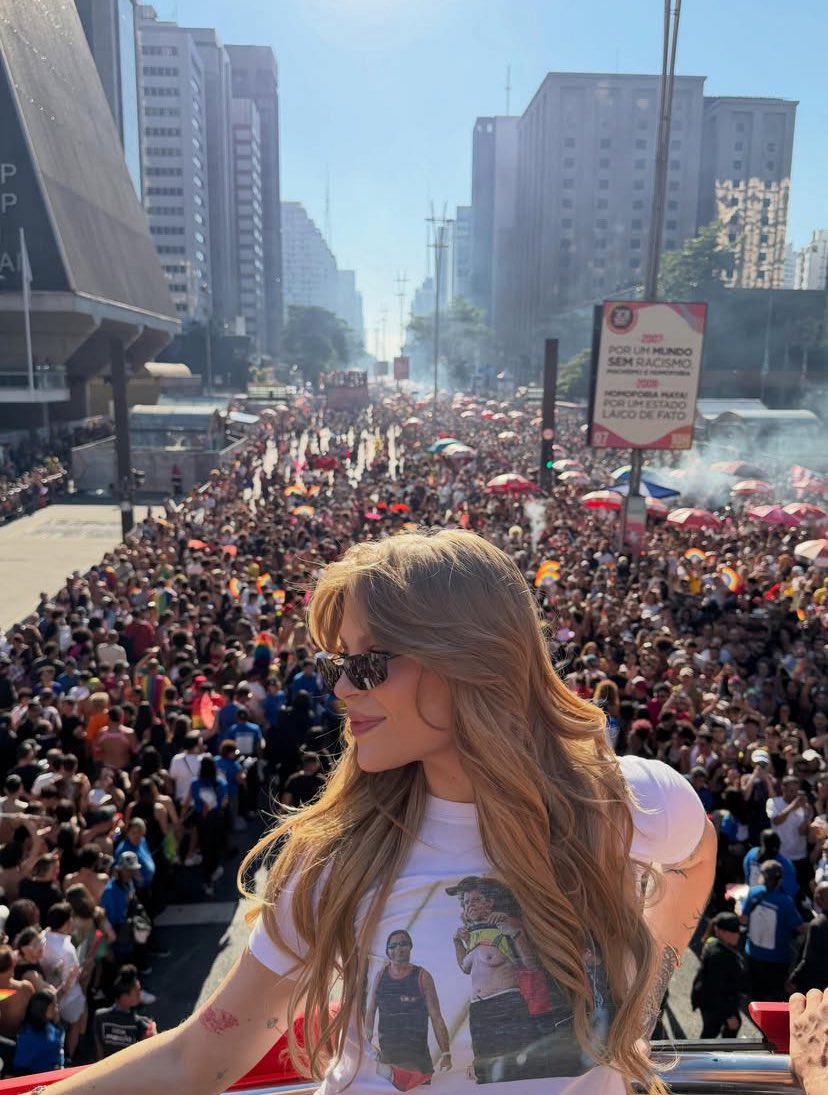 luisasonzabrs's tweet photo. MÃE! Luísa Sonza publica fotos na Parada LGBT e relembra episódio envolvendo Jair Bolsonaro.

— Pelo jeito ninguém quer se comprometer meses antes das eleições... A Parada LGBTQIAPN+ é sem dúvidas, um dos eventos mais importantes do país para dar visibilidade à comunidade, defender direitos e etc.[..] Algo que um dia, estava em "alta" onde todas as marcas queriam estar, hoje se v um silêncio ensurdecedor da grande maioria.