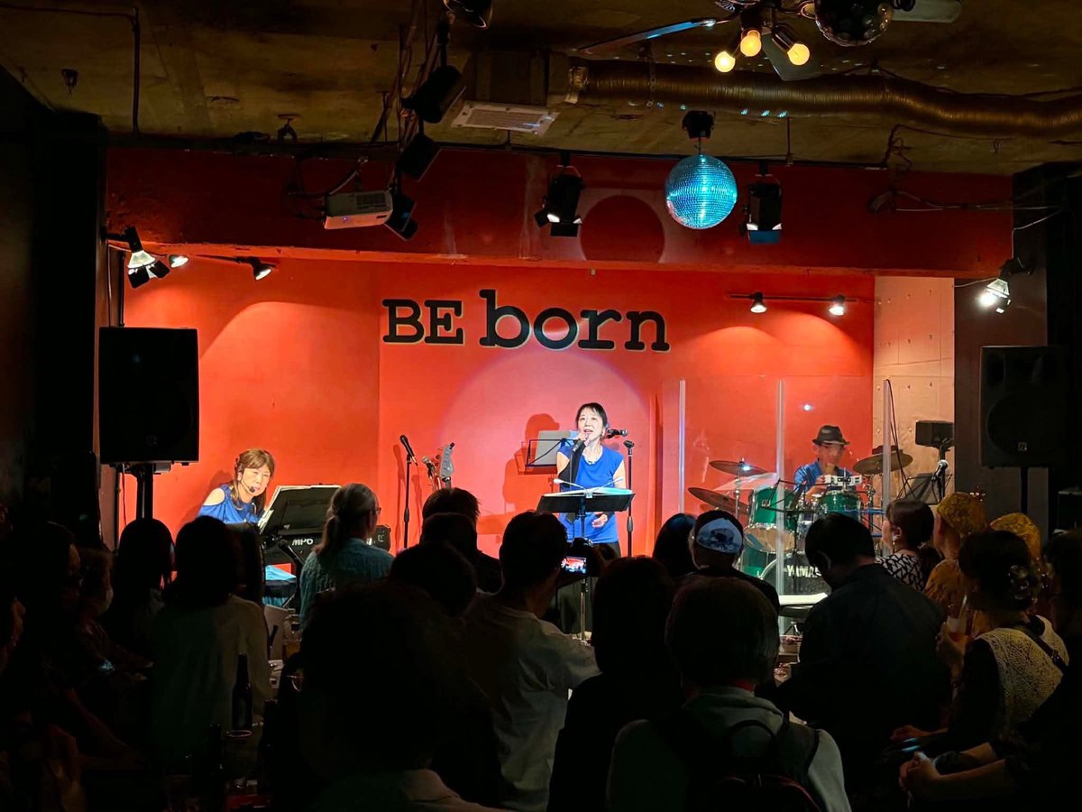 redpinkred2000's tweet photo. 昨日は、アコースティック祭vol.8でした。
私たちBlueRoseは、聖子ちゃんの曲2曲、アニソン二曲、オフコース1曲というセットリストでした。

アニソン曲は、やはり難しくとくに、「逆夢」は練習が大変でした。
そして、本番の時に、皆さんが真剣に聞いてくださっているのが伝わり、がんばれました。 https://t.co/Lc4J5g4Pbw