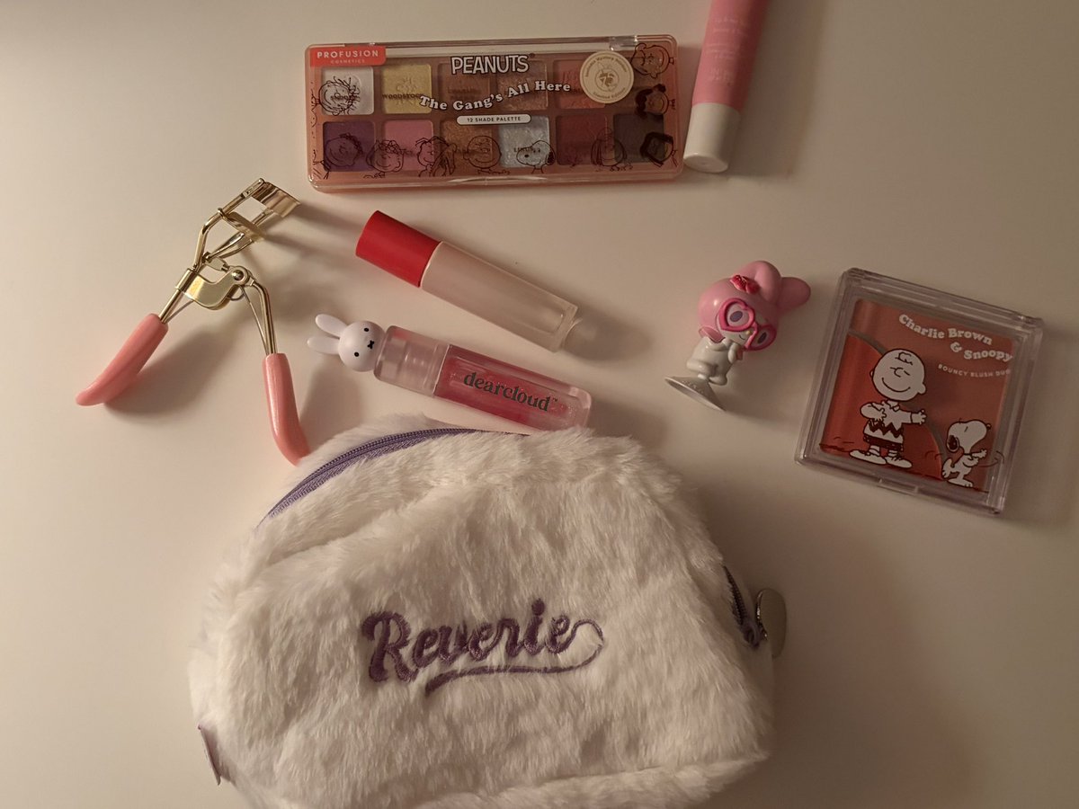 berrykyooong's tweet photo. baekhyunee girlie essentials ☁️ https://t.co/ABGTBaHI8K
