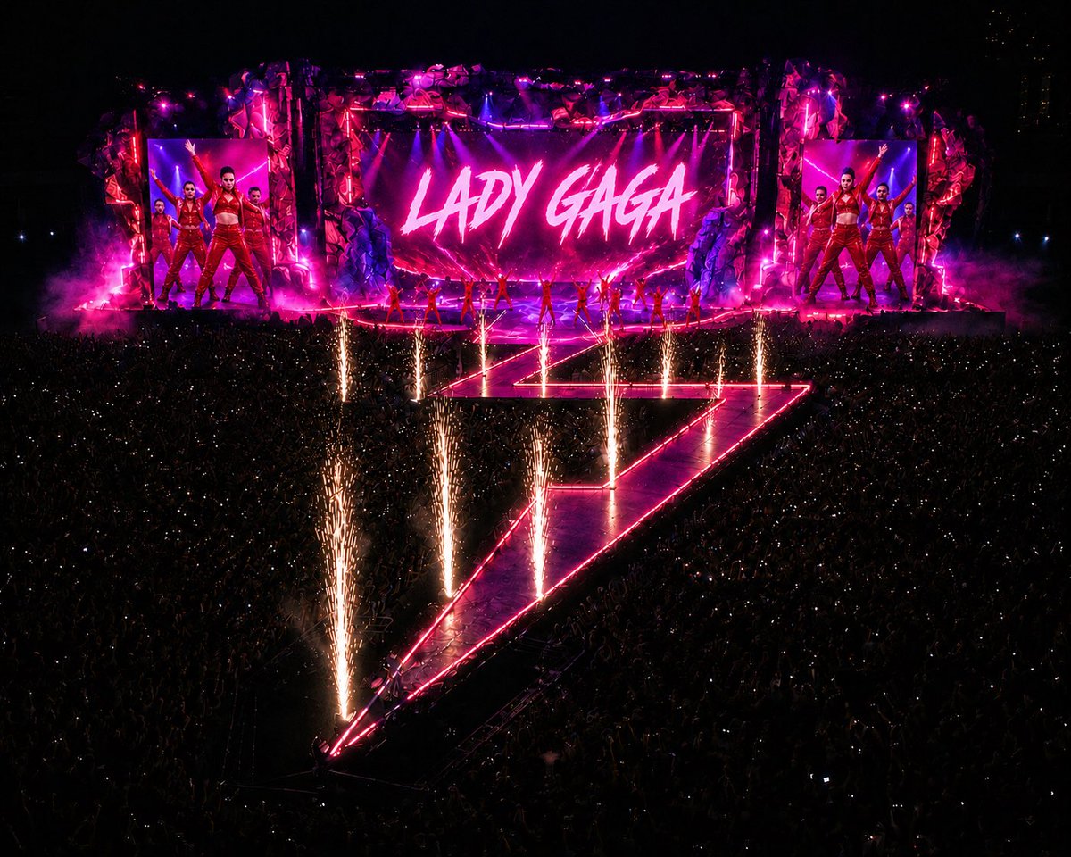 ei_ninick's tweet photo. Este seria o palco no momento de Stupid Love. https://t.co/UEB72Tic5s